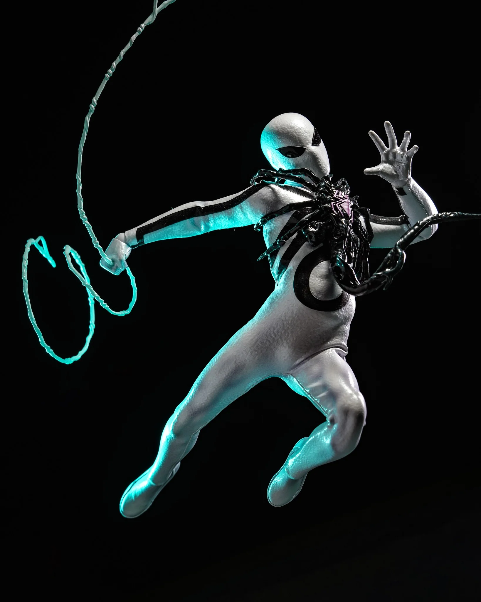 Hot Toys CMS027 Aliens Vs. Avengers 1/6th scale Miles Morales (Aliens Vs. Avengers Suit) Collectible Figure [Hot Toys Exclusive] - Image 9