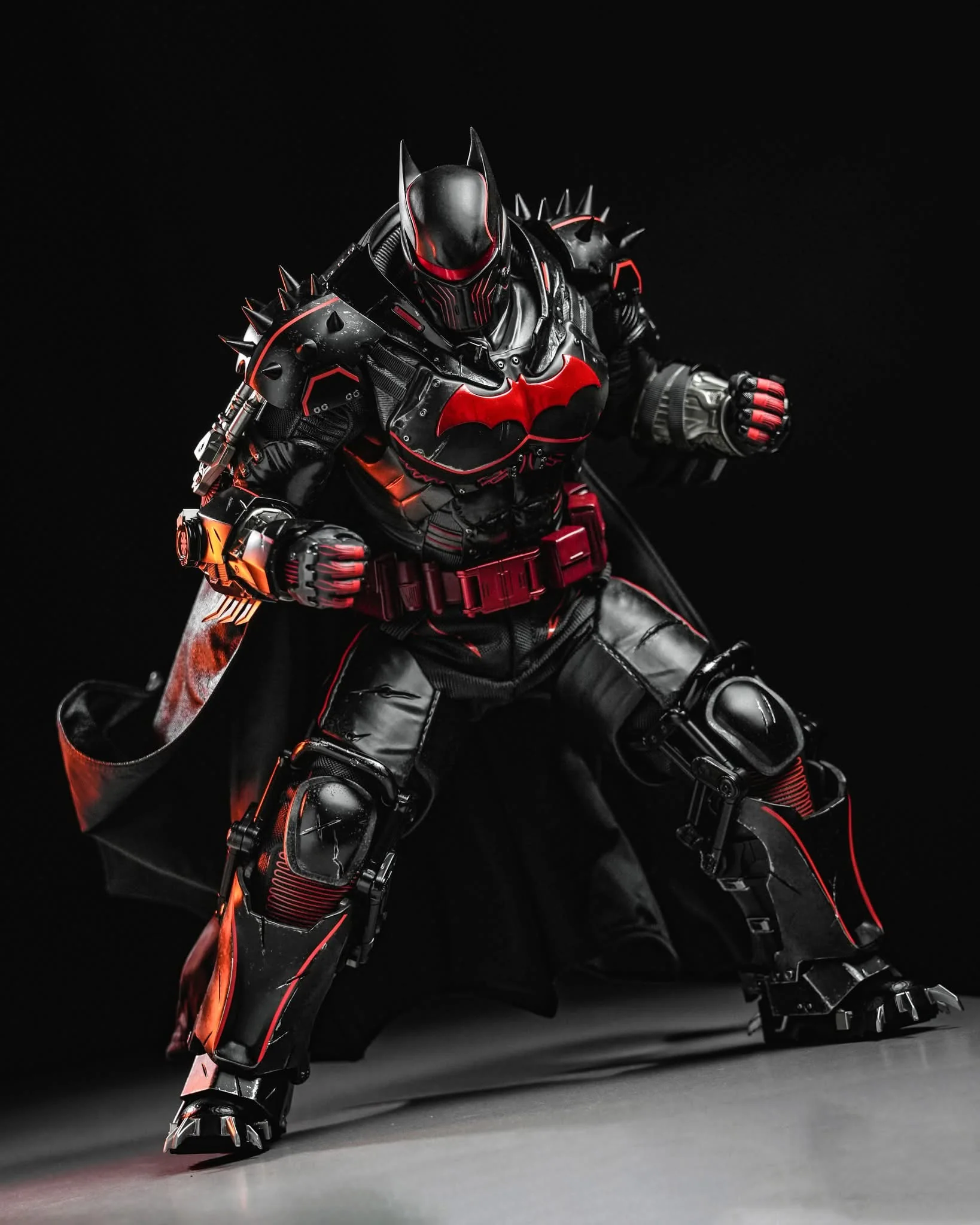 Hot Toys VGM73 Batman: Arkham Origins 1/6th scale Batman (XE Suit Hellbat Version) Collectible Figure [Hot Toys Exclusive] - Image 13